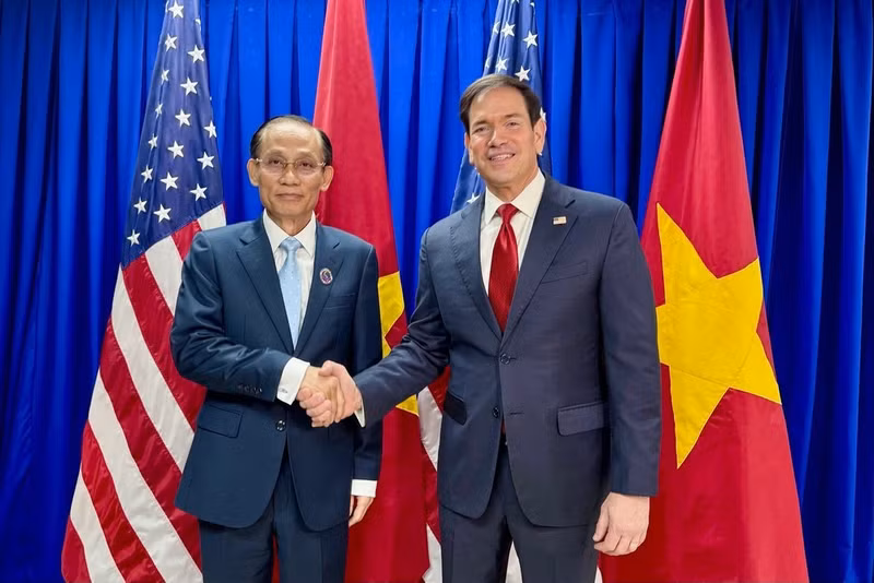 Minister of Foreign Affairs Le Hoai Trung (L) meets with US Secretary of State Marco Rubio in Manila on July 23. 