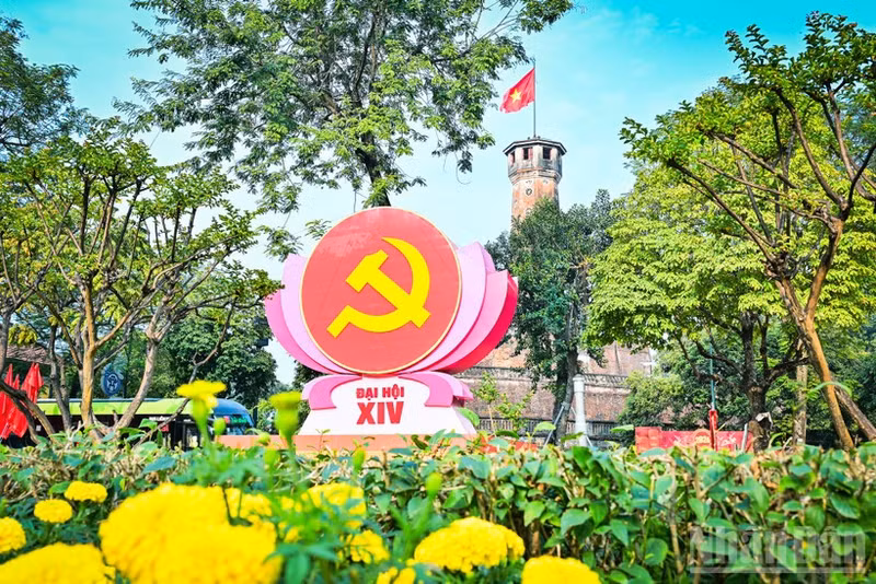 The capital city of Ha Noi shines brightly in welcome of the 14th National Party Congress. (Photo: Bao Long)