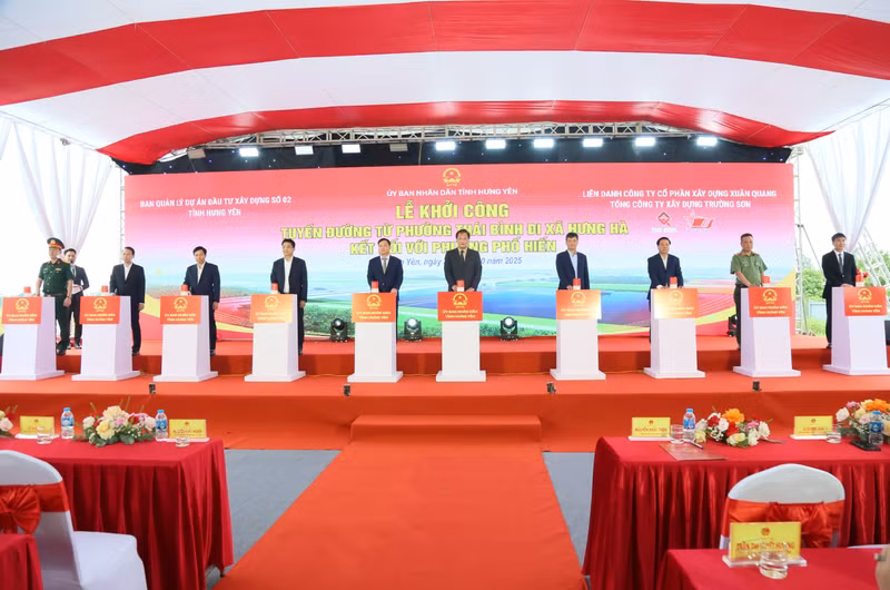 Leaders of Hung Yen Province and representatives of relevant units press the button to launch the groundbreaking ceremony for the road project connecting Thai Binh Ward with Hung Ha Commune and Pho Hien Ward.