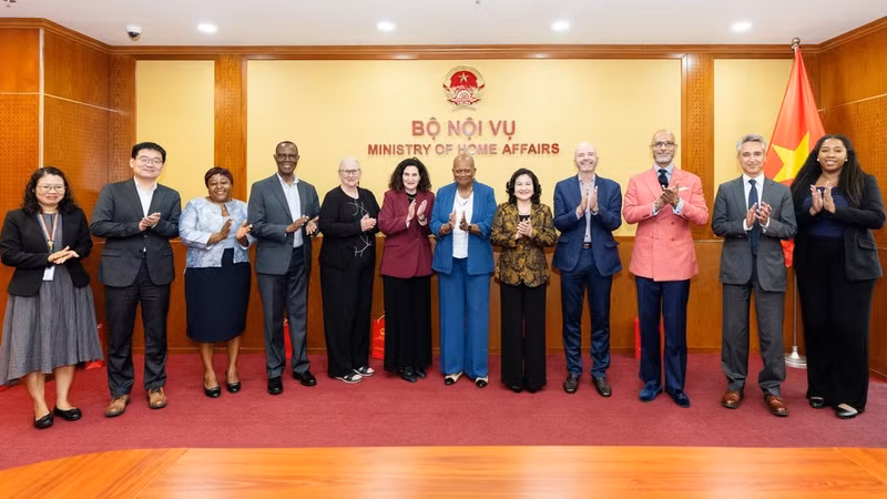 Deputy Minister Nguyen Thi Ha and the delegation from UN Women’s Advisory Committee on Oversight pose for a group photo. (Photo: Ministry of Home Affairs)