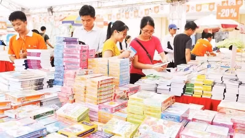 Books remain an indispensable source of intellectual enrichment for many readers. (Photo: Tran An)