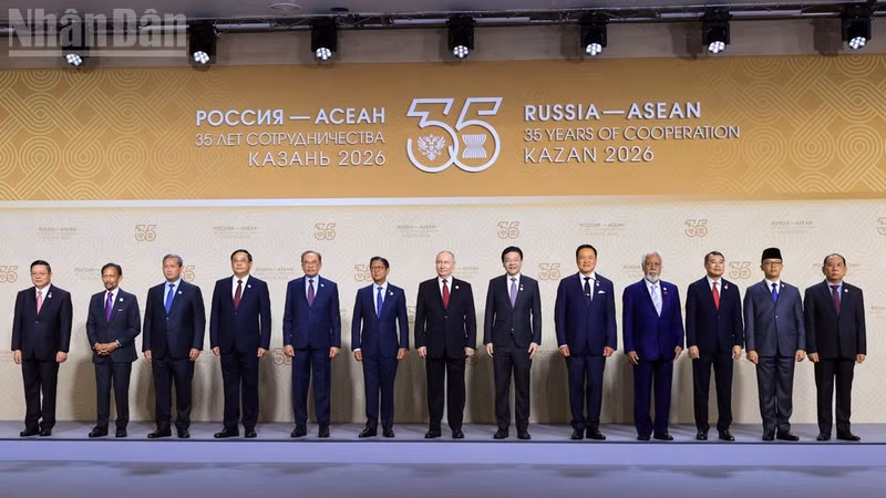 Russian President Vladimir Putin welcomes Prime Minister Le Minh Hung and other heads of delegations attending the ASEAN–Russia Commemorative Summit in Kazan on June 18, 2026.