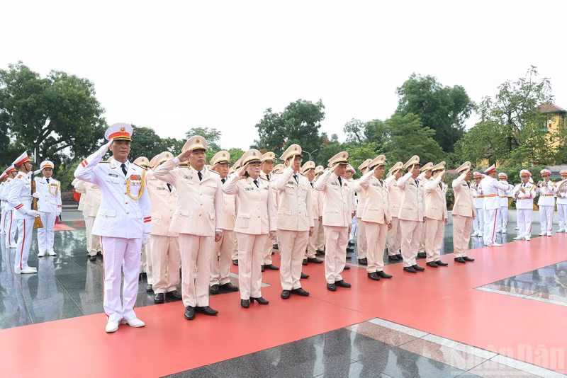 The delegation of the Public Security Party Committee–Ministry of Public Security respectfully commemorates heroic martyrs.