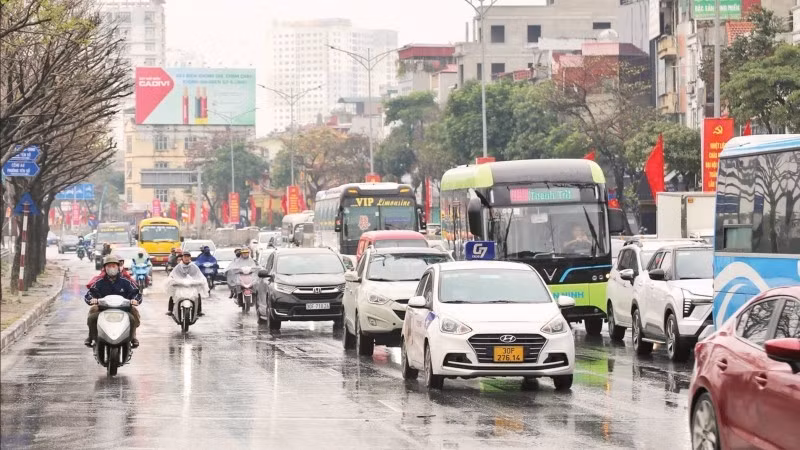 In the southern gateway area, where the Phap Van–Cau Gie Expressway and National Highway 1A converge, traffic police patrol and monitor the route to prevent prolonged congestion. (Photo: LE KHANH)