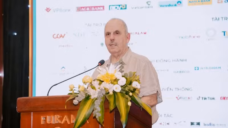 Filmmaker Bill Mechanic at a press conference during the film festival. (Photo: ANH VU)