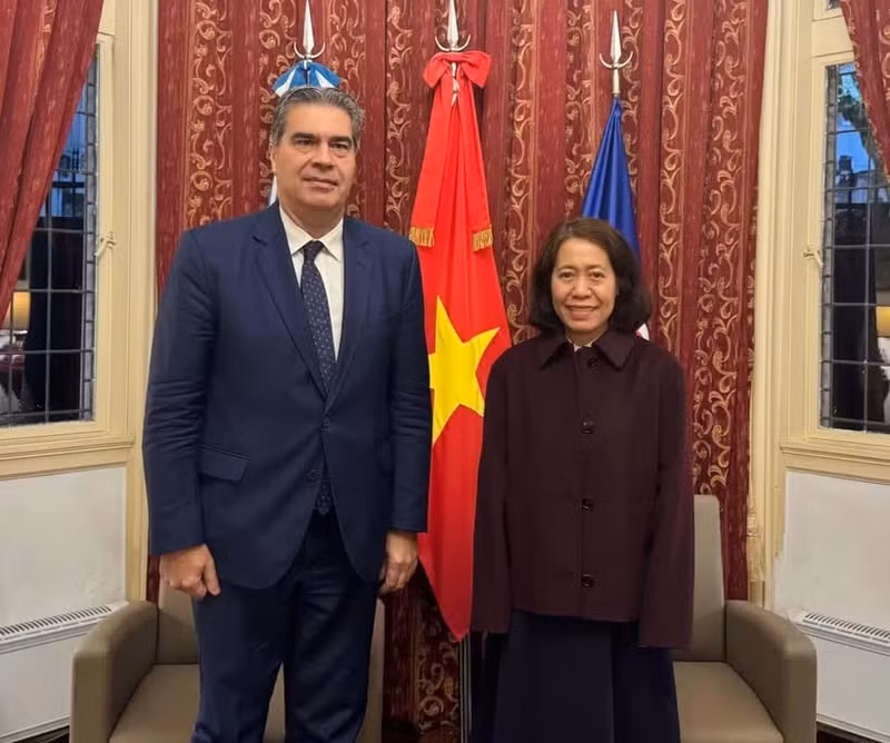 Viet Nam's Ambassador to Argentina Ngo Minh Nguyet and Senator Jorge Milton Capitanich, Chairman of the Asian Friendship Group of the Argentine Senate at the reception on June 8 (Photo: VNA)