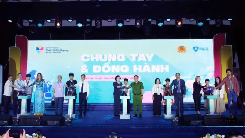Delegates perform the launch ceremony.