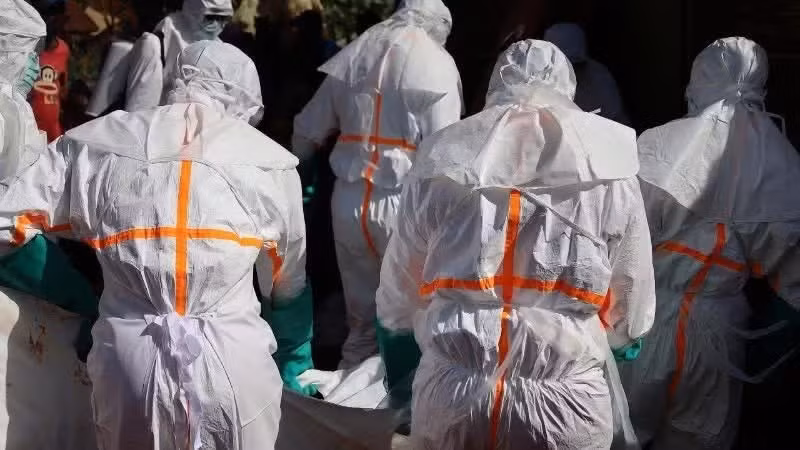 Medical workers transport the body of an Ebola patient in Mongbwalu, Ituri Province, the Democratic Republic of Congo, on May 25, 2026. (Photo: Xinhua/VNA)