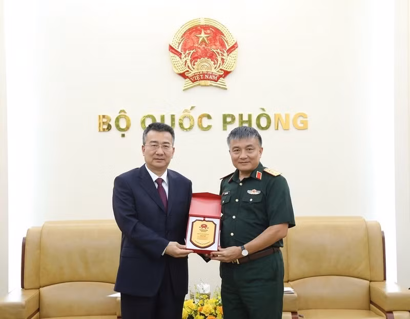 Sen. Lieut. Gen. Nguyen Van Hien (R) and Chinese Assistant Minister of Public Security Lyu Wuqin. (Photo: qnnd.vn)