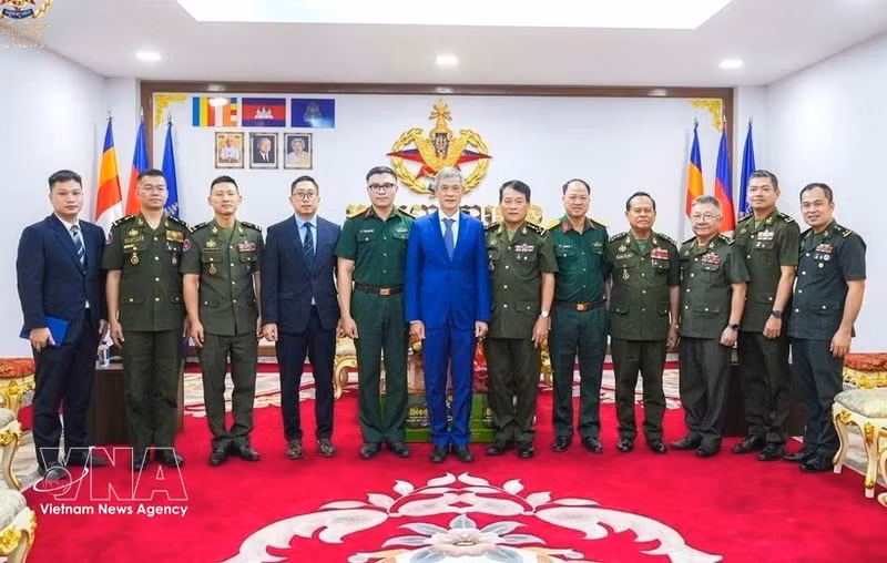 Vietnamese Ambassador to Cambodia Nguyen Minh Vu pays a New Year visit to the Royal Cambodian Armed Forces (Photo: VNA)