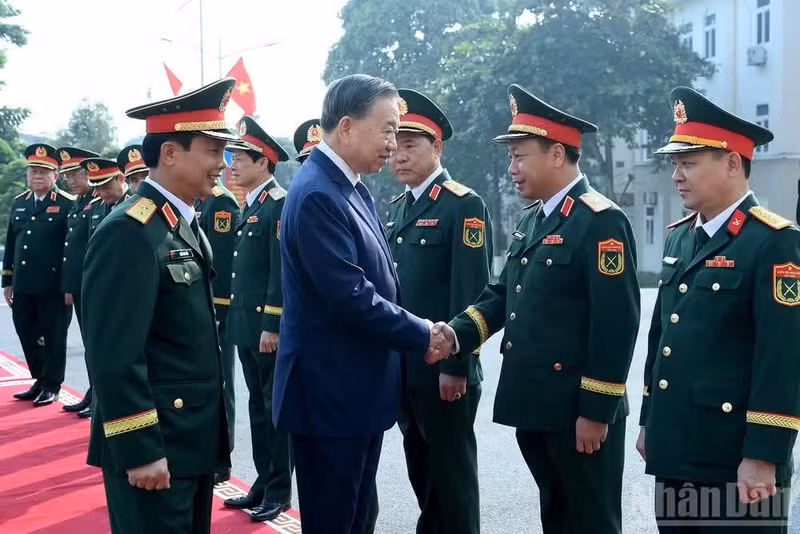 General Secretary and President To Lam with officers of the Military Region 2 Command. (Photo: DANG KHOA)