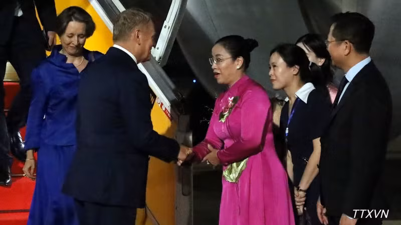 Vice Chairwoman of the Da Nang People’s Committee Nguyen Thi Anh Thi welcomes Polish Prime Minister Donald Tusk at Da Nang International Airport. (Photo: VNA)