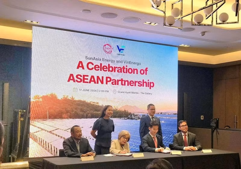 Ambassador Lai Thai Binh and Secretary of the Philippines' Department of Energy Sharon Garin witness the signing of a cooperation agreement between VinEnergo and SunAsia. (Photo: Courtesy of the Embassy of Viet Nam in the Philippines)