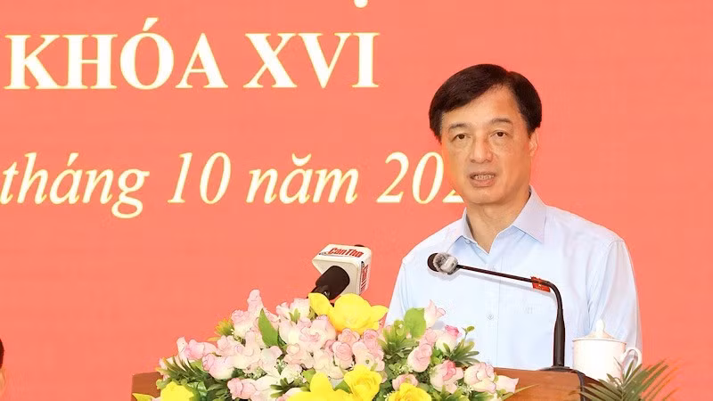 Politburo member Nguyen Duy Ngoc speaks at a meeting with voters in Can Tho. (Photo: PHAM TRUNG)