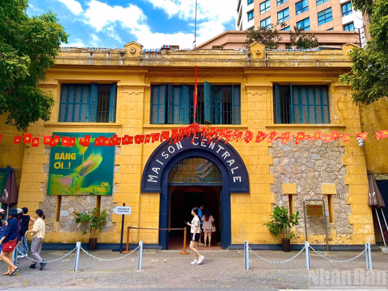 The Hoa Lo Prison relic site, located at No. 1 Hoa Lo Street, offers a range of meaningful experiential activities during the April 30 –May 1 holiday.