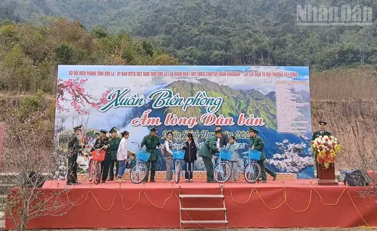 Bicycles presented to disadvantaged students