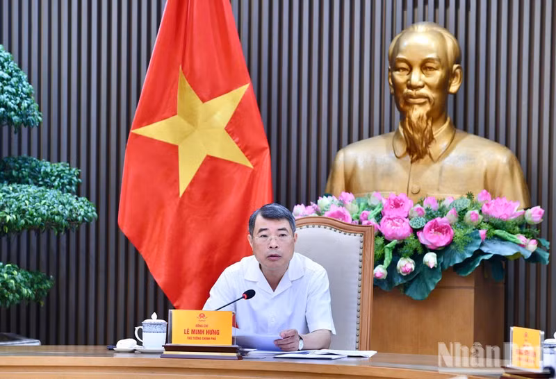 Prime Minister Le Minh Hung speaks at the September 21 meeting on textbook supply, the review of general education curricula and textbooks, and preparations for a thematic supervision delegation on the implementation of Politburo Resolution No. 71-NQ/TW. (Photo: NDO)