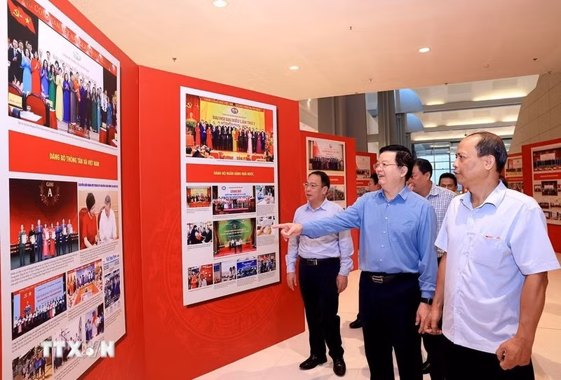 Deputy Prime Minister Mai Van Chinh (2nd from right) inspects preparations for the exhibitions on October 11. (Photo: VNA)