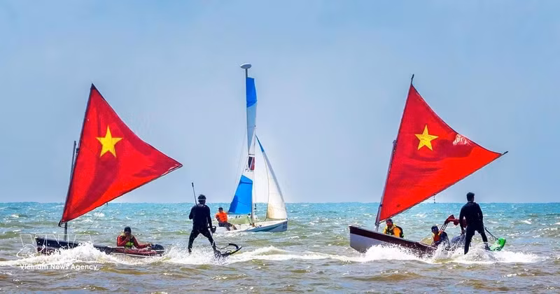 A series of marine sports activities such as sailing, flyboarding, stand-up paddleboarding (SUP) and jet surfing along Thuy Van beach showcase the city’s potential in developing its marine economy and high-end tourism services. (Photo: VNA)