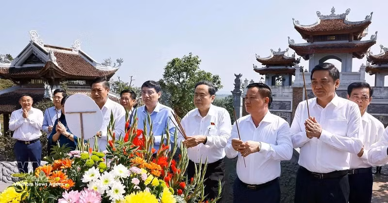 National Assembly Chairman Tran Thanh Man and officials offer incense to President Ho Chi Minh at Chung Son Temple on February 28. (Photo: VNA)