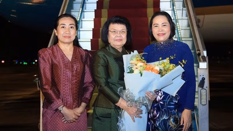 National Assembly Vice Chairwoman Nguyen Thi Thanh welcomes Cambodian National Assembly President Samdech Khuon Sudary at Noi Bai International Airport. (Photo: VNA)