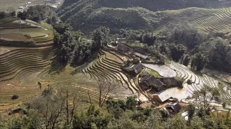 From the peak of Hau Thao in Lao Cai, tourists can catch glimpses of Muong people’s homes amid terraced rice fields. (Photo: VNA)