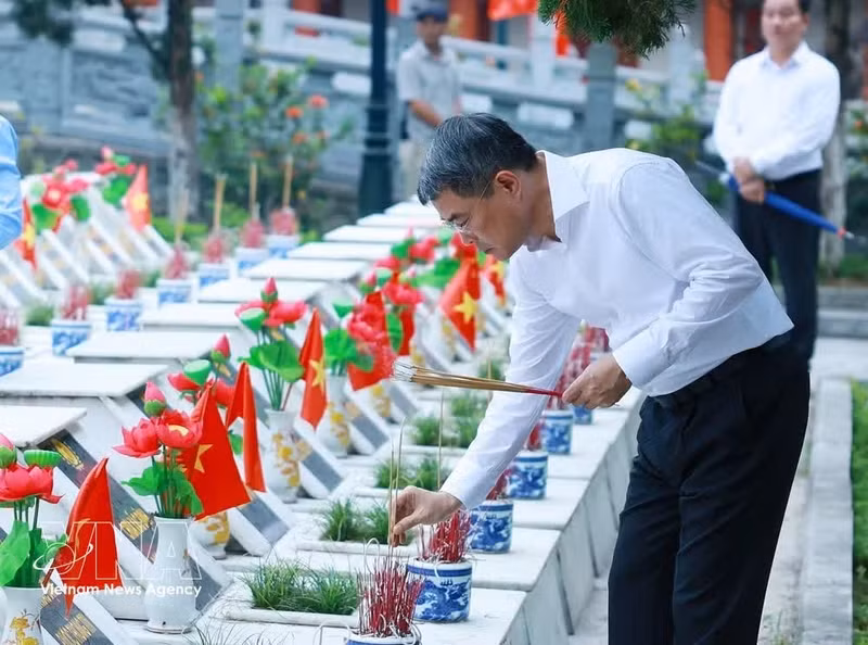 Prime Minister Le Minh Hung offers incense and flowers to war martyrs at the Vi Xuyen National Martyrs' Cemetery on July 15, 2026. (Photo: VNA)
