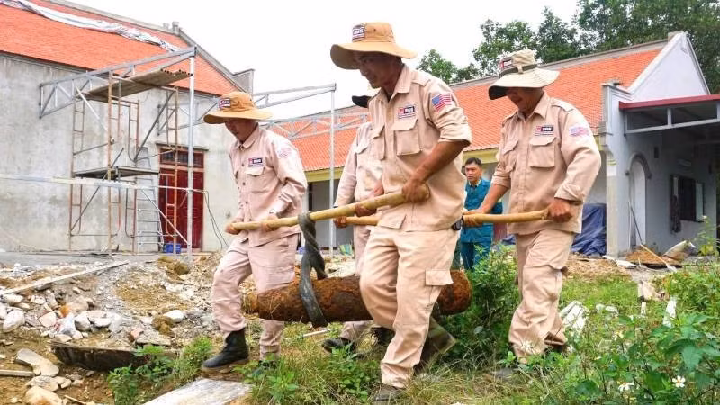 The MAG project’s mobile bomb disposal team safely handles a bomb found in a residential area in Yen Hoa Commune, Minh Hoa District, Quang Binh Province, now Minh Hoa Commune, Quang Tri Province. (Photo: Huong Giang)