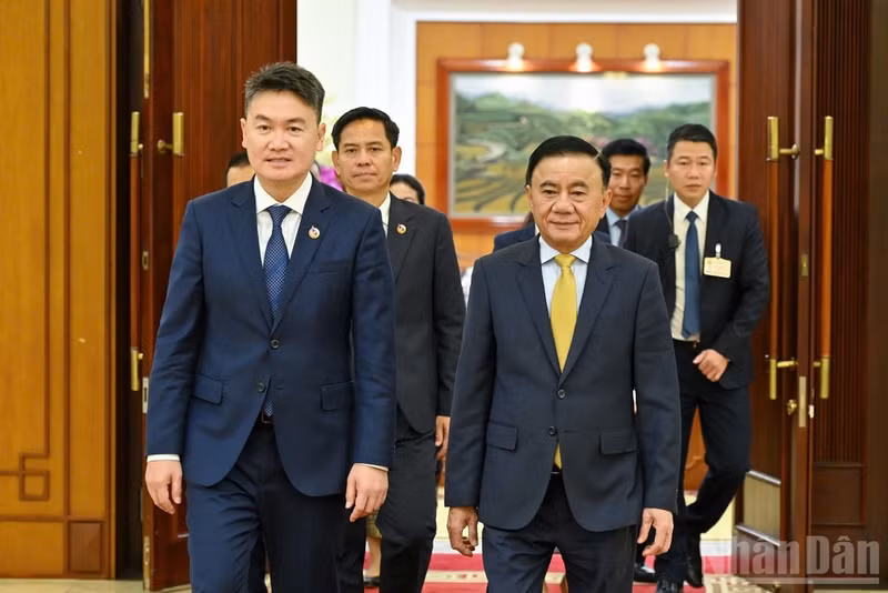 Tran Cam Tu, Politburo member and Standing member of the Communist Party of Viet Nam (CPV) Central Committee’s Secretariat (R) receives Lao youth delegation (Photo: VNA)
