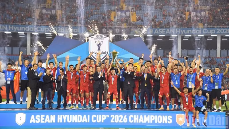 The Viet Nam national team celebrate their fourth ASEAN Cup title, following their triumphs in 2008, 2018 and 2024. (Photo: Tran Hai)