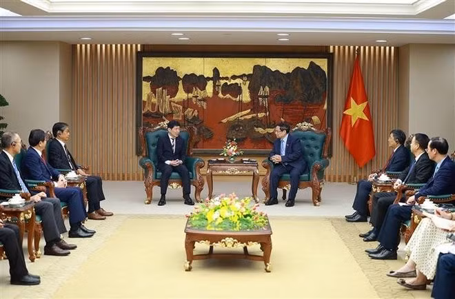 The meeting between PM Pham Minh Chinh and Governor of Gunma prefecture Yamamoto Ichita in Ha Noi on October 21 (Photo: VNA)