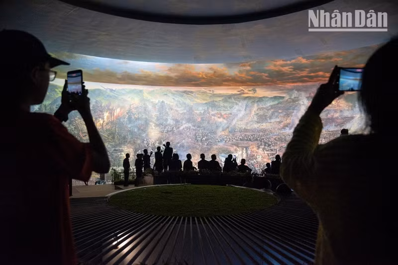 The giant panoramic mural inside the Dien Bien Phu Victory Museum attracts strong interest from visitors. (Photo: Minh Duy)
