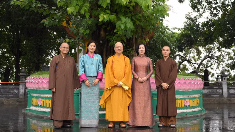 Nguyen Thi Minh Nguyet, spouse of State President Luong Cuong, and Bhutanese Queen Jetsun Pema with Most Venerable Thich Thanh Nha, Abbot of Tran Quoc Pagoda.