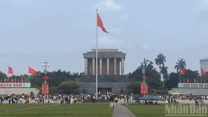 Large numbers of people from across the country come to pay their respects at the Ho Chi Minh Mausoleum with deep reverence.