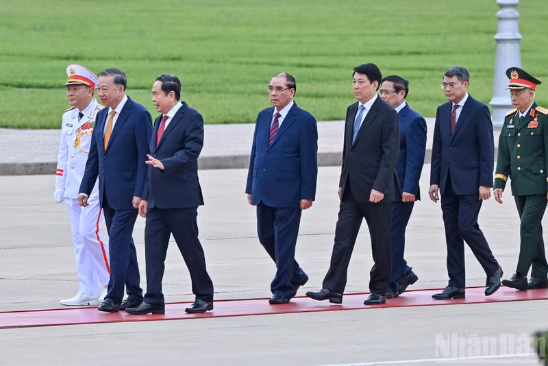 At 7:30am, Party and State leaders and former leaders enter the Mausoleum to pay tribute to President Ho Chi Minh.