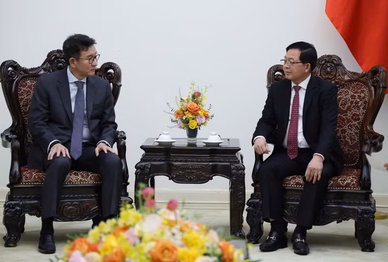 Deputy Prime Minister Ho Quoc Dung (right) receives Yongsoo Huh, Vice Chairman and CEO of GS Energy. (Photo: chinhphu.vn)
