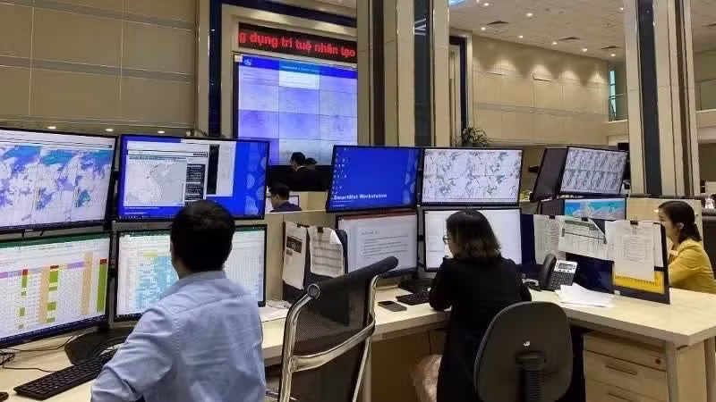 Forecasters analyse data on the SmartMet system to produce forecasting bulletins and early disaster warnings at the National Centre for Hydro-Meteorological Forecasting. (Photo: Hoai Linh)
