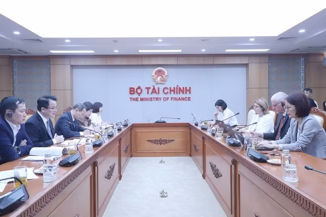 An overview of the working session between the Ministry of Finance and WB experts. (Photo: VNA)