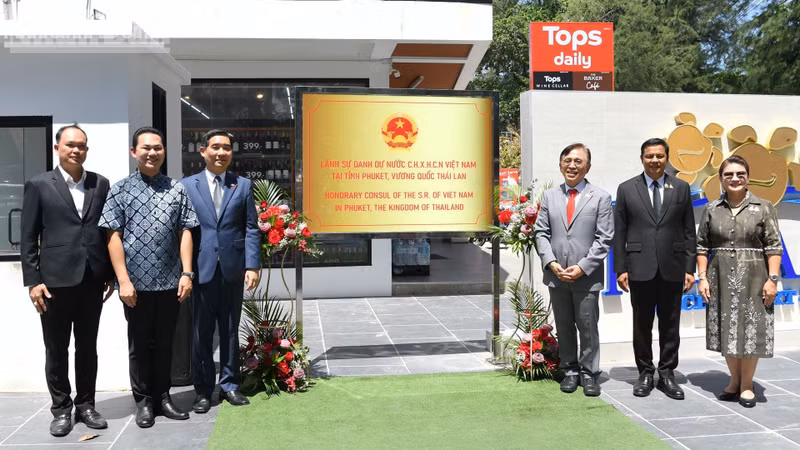 The opening ceremony of the Office of the Honorary Consul of Viet Nam in Phuket, Thailand. (Photo: Minh Thang)