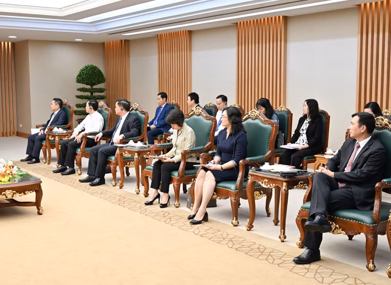 Prime Minister Pham Minh Chinh receives Ali Ijaz Ahmad, Chairman and CEO of Makara Capital Partners.