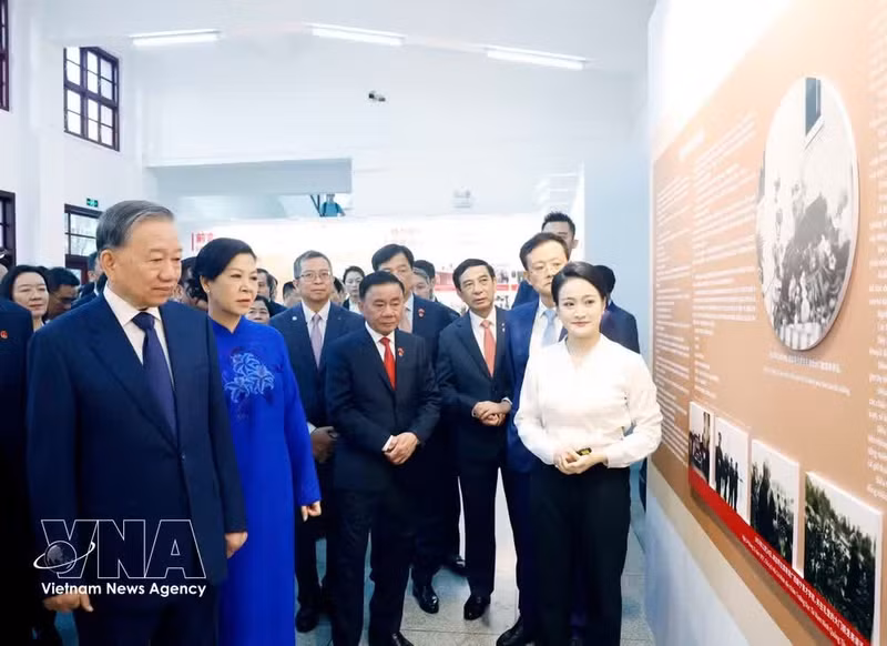 General Secretary and State President To Lam, his spouse and the high-ranking Vietnamese delegation tour the relic site of Nanning Yucai School in Guangxi, China (Photo: VNA)