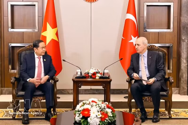 Chairman of the Vietnamese National Assembly Chairman Tran Thanh Man (left) meets with Speaker of the Grand National Assembly of Türkiye Numan Kurtulmus in Istanbul on April 17. (Photo: VNA)