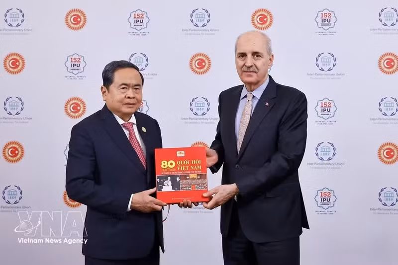 NA Chairman Tran Thanh Man (left) presents a book on 80 years of the Vietnamese NA to Speaker of the Grand National Assembly of Türkiye Numan Kurtulmus at their meeting in Istanbul on April 17. (Photo: VNA)
