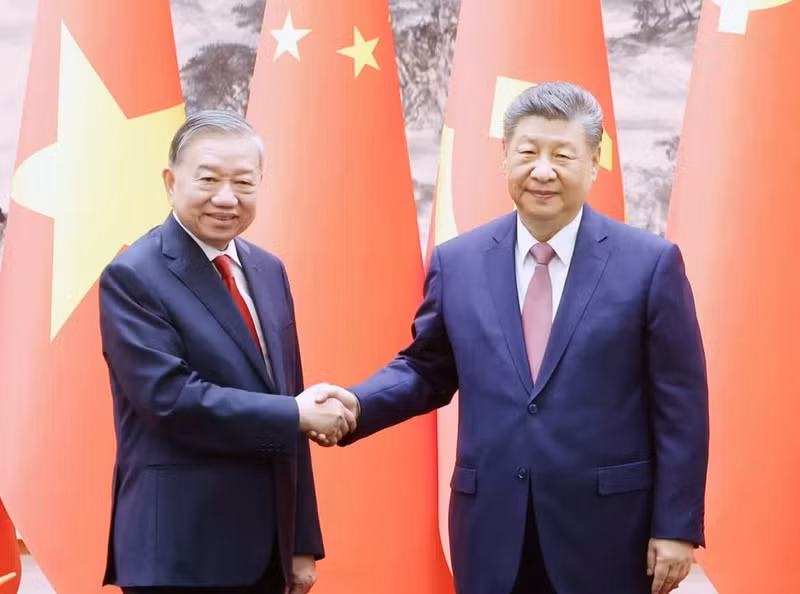 General Secretary of the Communist Party of Viet Nam (CPV) Central Committee and State President To Lam and General Secretary of the Communist Party of China (CPC) Central Committee and President of China Xi Jinping witness the signing ceremony of cooperation documents between the two countries. (Photo: VNA)