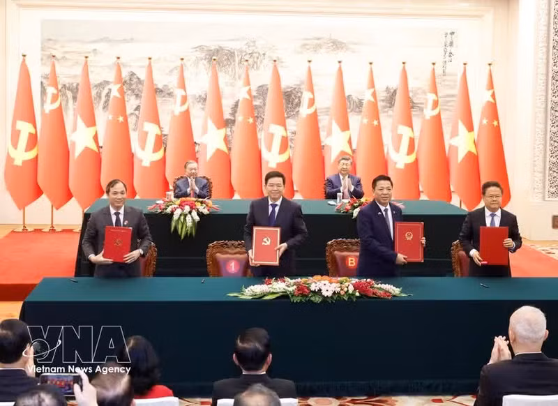 Officials sign cooperation documents in the presence of Party General Secretary and President of Viet Nam To Lam, and his Chinese counterpart Xi Jinping on April 15, 2026. (Photo: VNA)