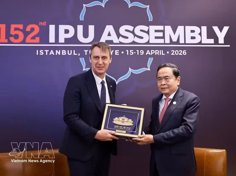 Chairman of the National Assembly Tran Thanh Man presents a souvenir to President of the Belgian Senate Vincent Blondel at their meeting in Istanbul, Türkiye, on April 17. (Photo: VNA)