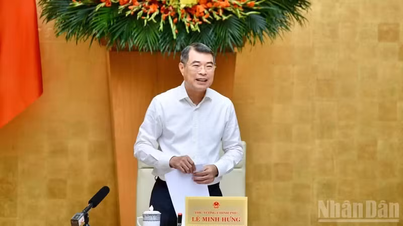 Prime Minister Le Minh Hung speaks at the Government’s regular meeting for April, the first of the 16th-tenure Government, in Ha Noi on May 4, 2026. (Photo: NDO)