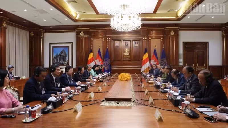 Head of the PCC’s Commission for Communication, Education and Mass Mobilisation Trinh Van Quyet holds talks with Acting Head of State, President of CPP, and President of the Cambodian Senate Hun Sen (Photo: HUY VU)