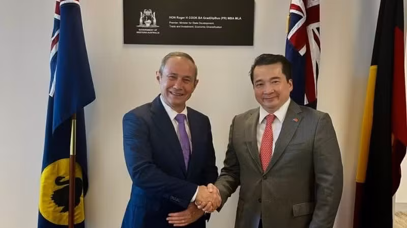 Consul General Pham Hai Anh pays a courtesy call on Western Australian Premier Roger Cook. (Photo: Consulate General of Viet Nam in Perth)