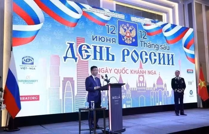 Deputy Prime Minister Le Thanh Long delivers remarks at the reception marking Russia’s National Day, June 12. (Photo: baochinhphu.vn)